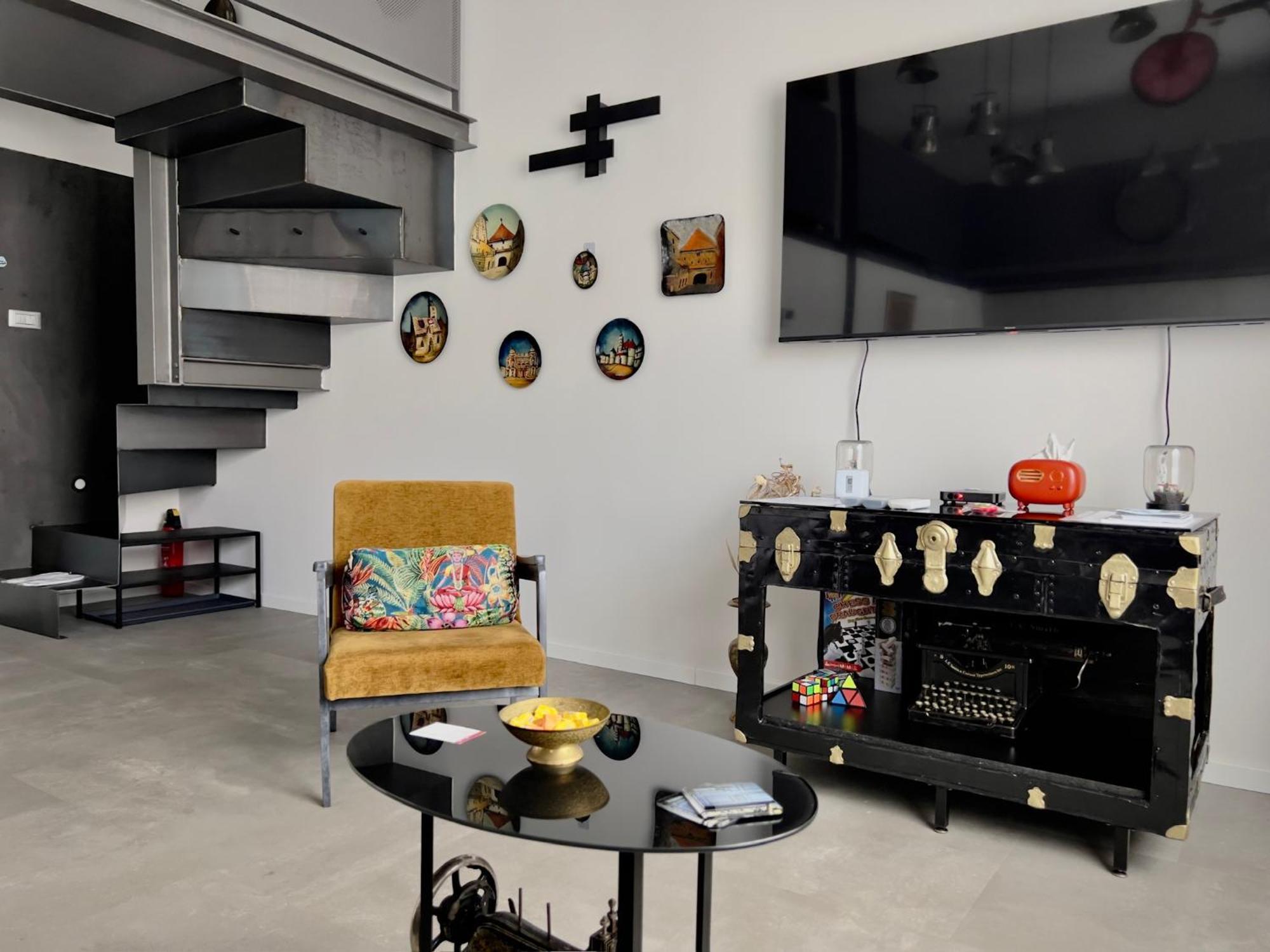 Apartment Industrial Charm 1 & 2 *