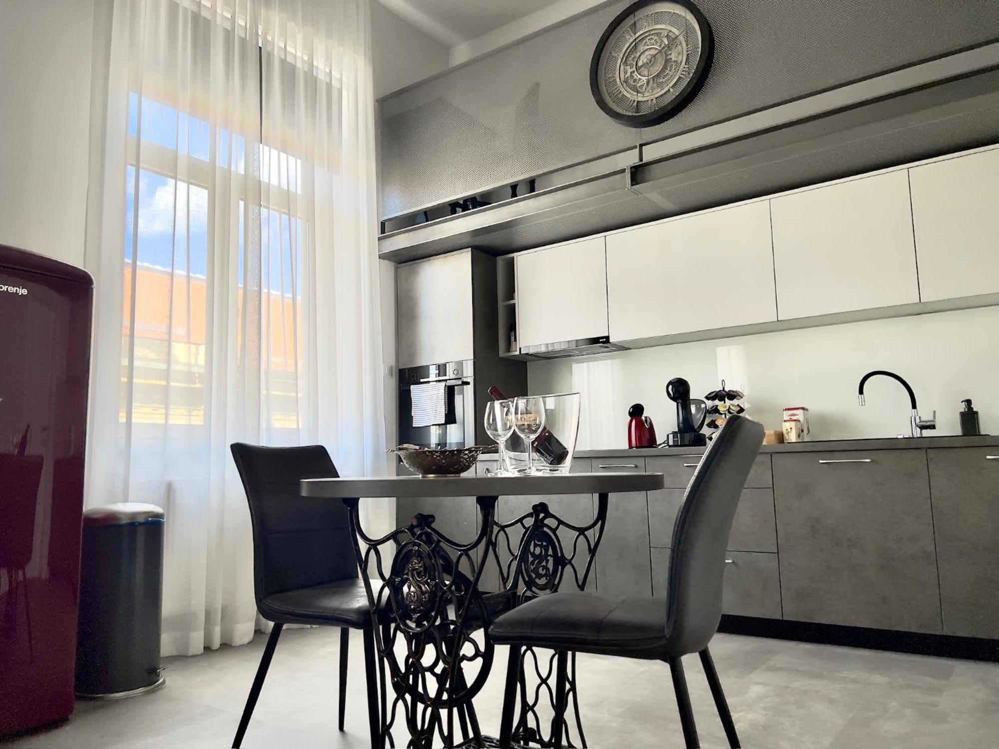 Industrial Charm 1 & 2 Apartmán *