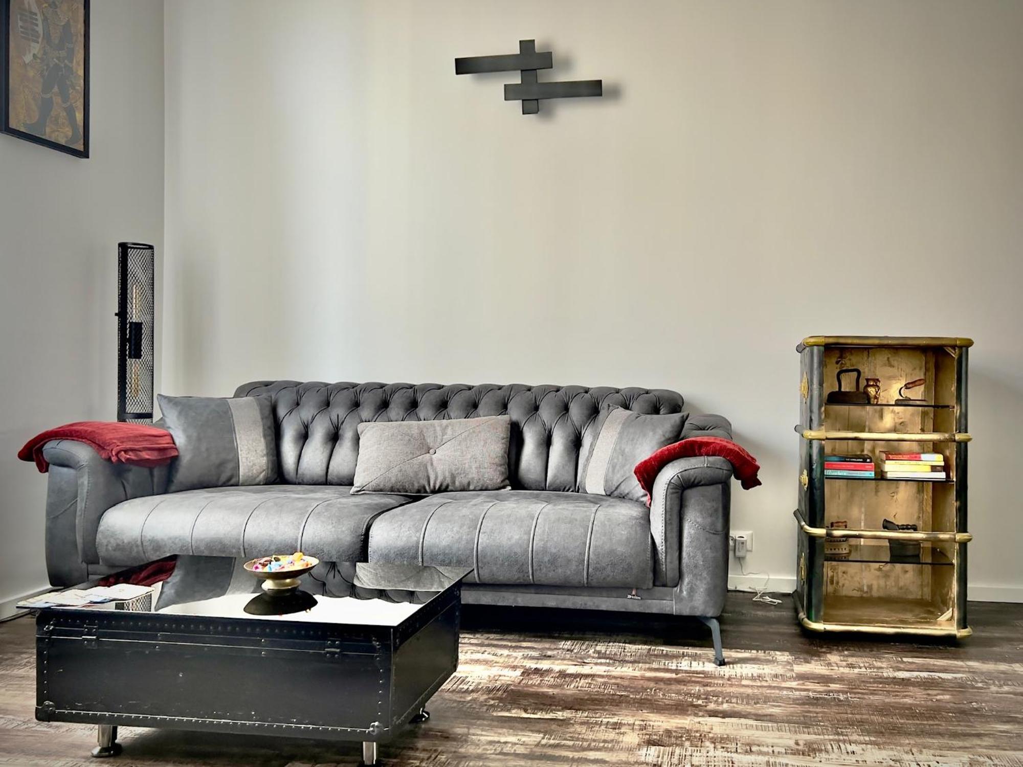 Apartment Industrial Charm 1 & 2 *