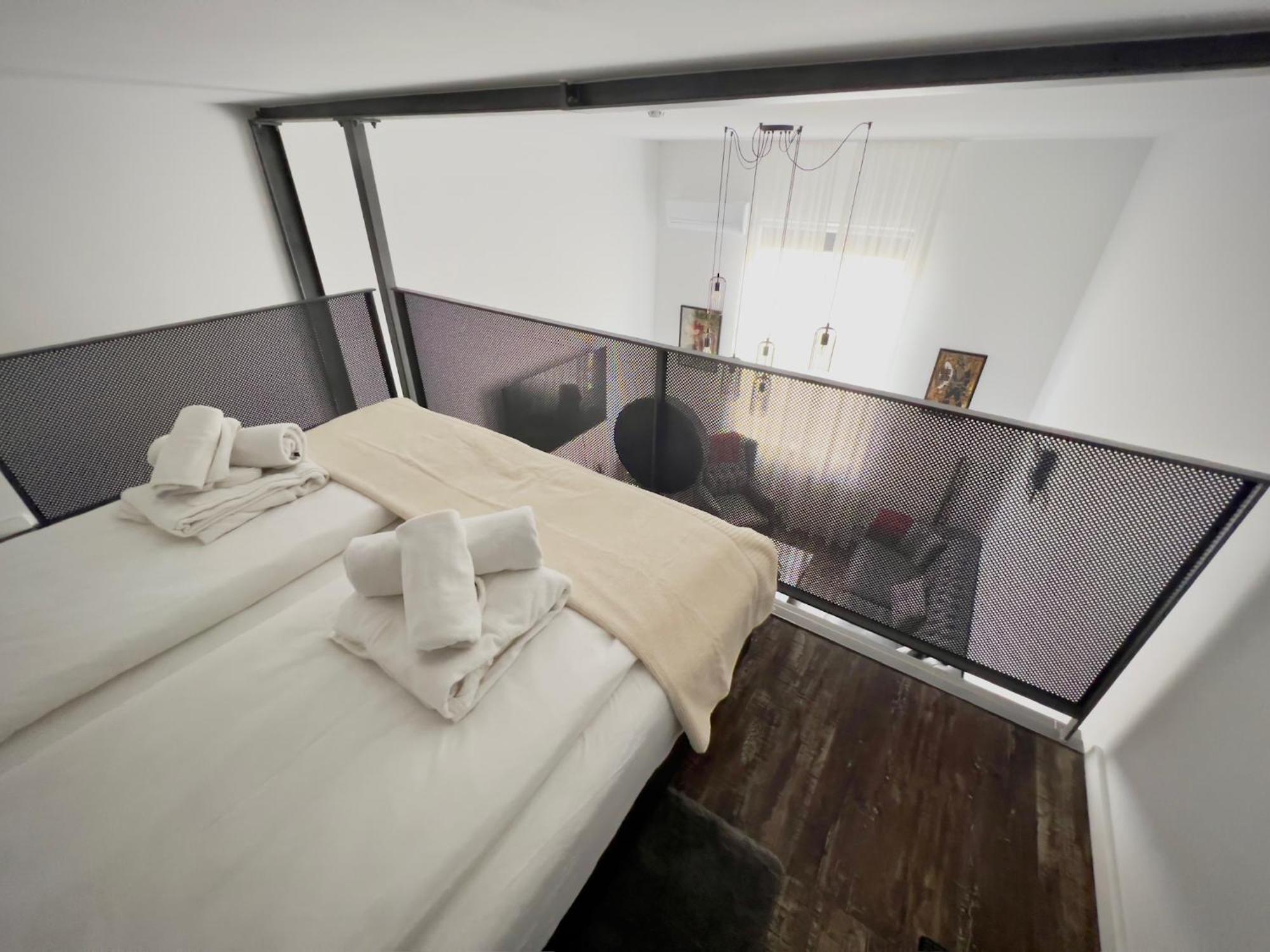 Apartment Industrial Charm 1 & 2 *