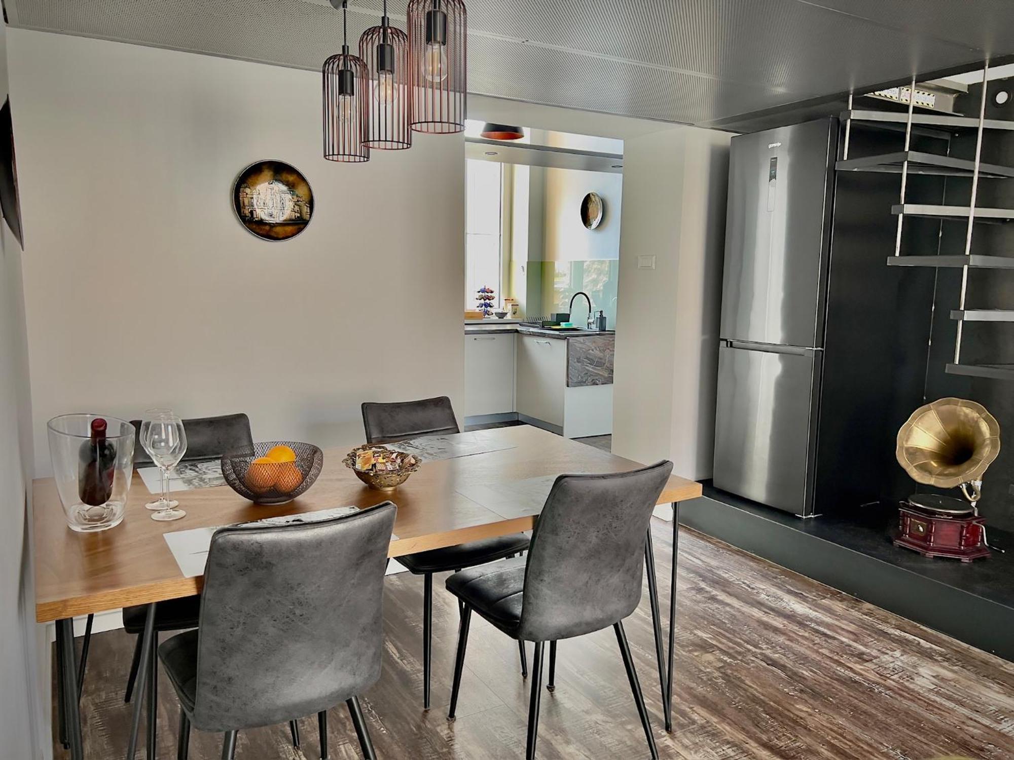 Apartment Industrial Charm 1 & 2 *